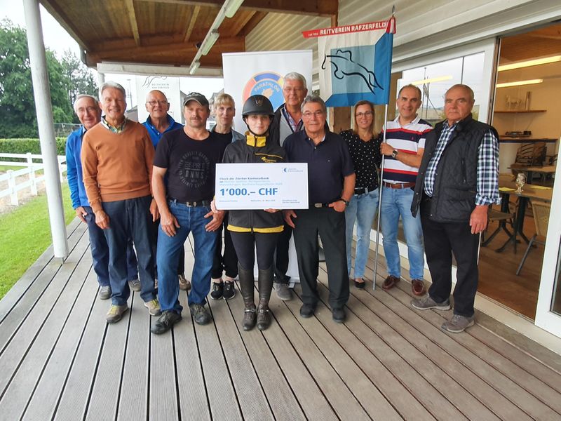 Gruppenbild mit allen Anwesenden des Reitvereins Rafzerfeld und Mitgliedern des Panathlon Club Zürcher Unterland