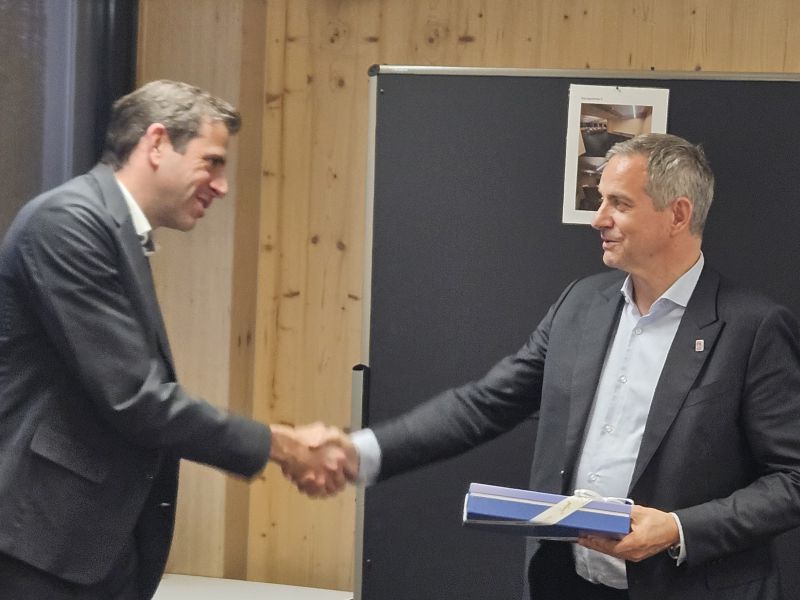 Thomas Bühler (Organisator des Anlasses) dankt Christian Hofstetter für seinen Besuch beim PCZU