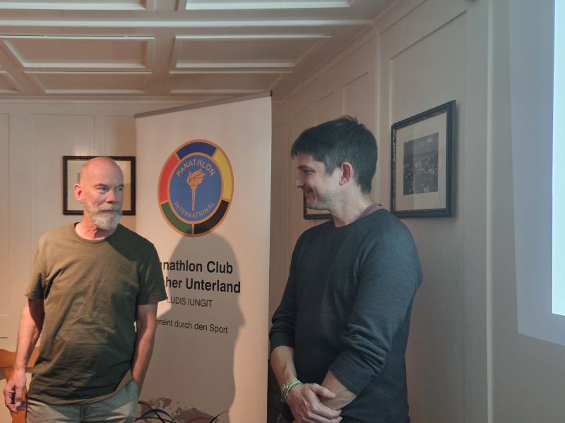 Urs Güntensperger dankt Fabian Hertner für den Besuch beim PCZU 