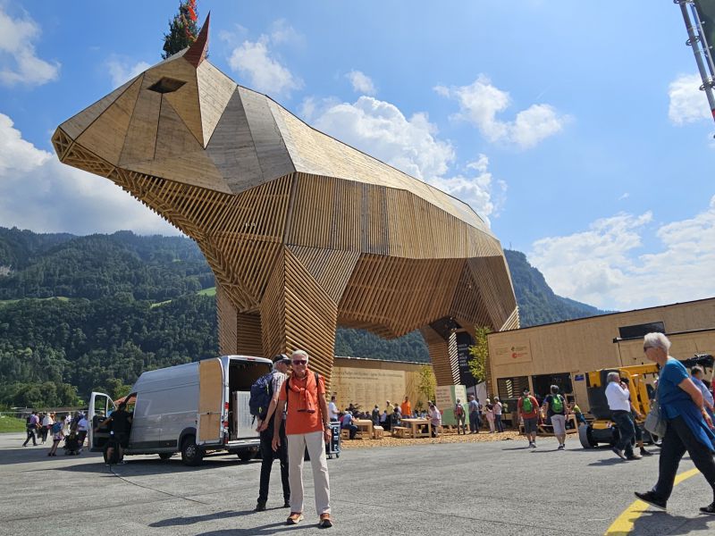 Emsiges Treiben rund um den Star des Festgeländes
