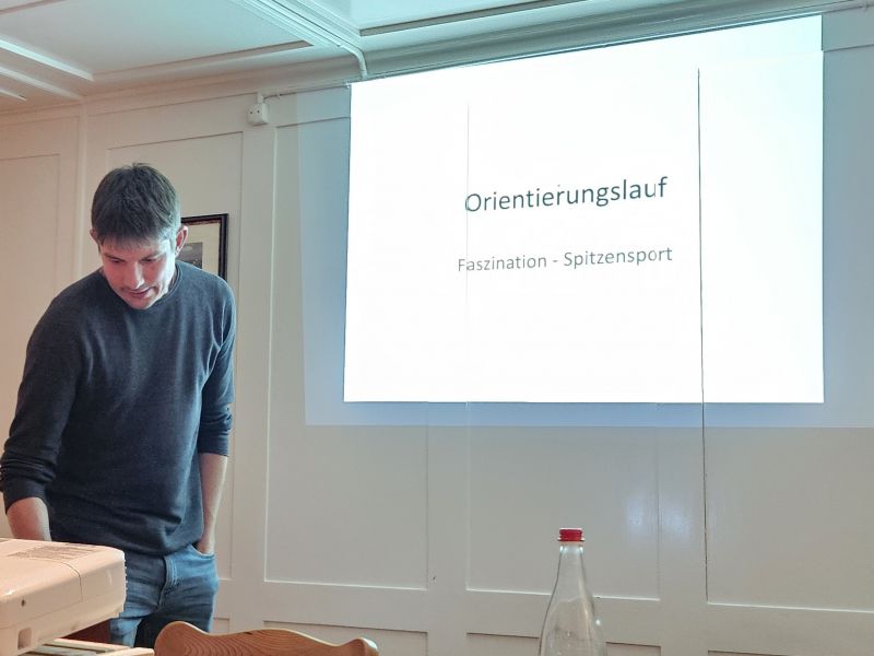 Fabian Hertner führt in das Thema Spitzensport ein