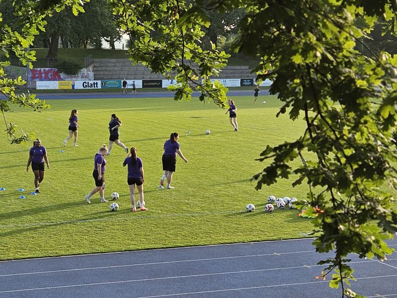 Die Mädchenmannschaft des FC Wallisellen beim Training