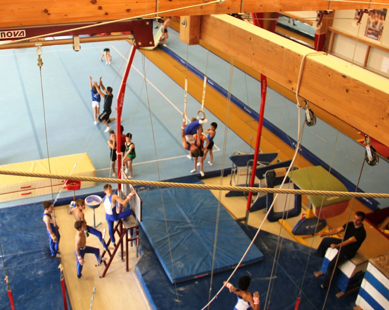 Blick von der Empore in die gut ausgerüstete Trainingshalle