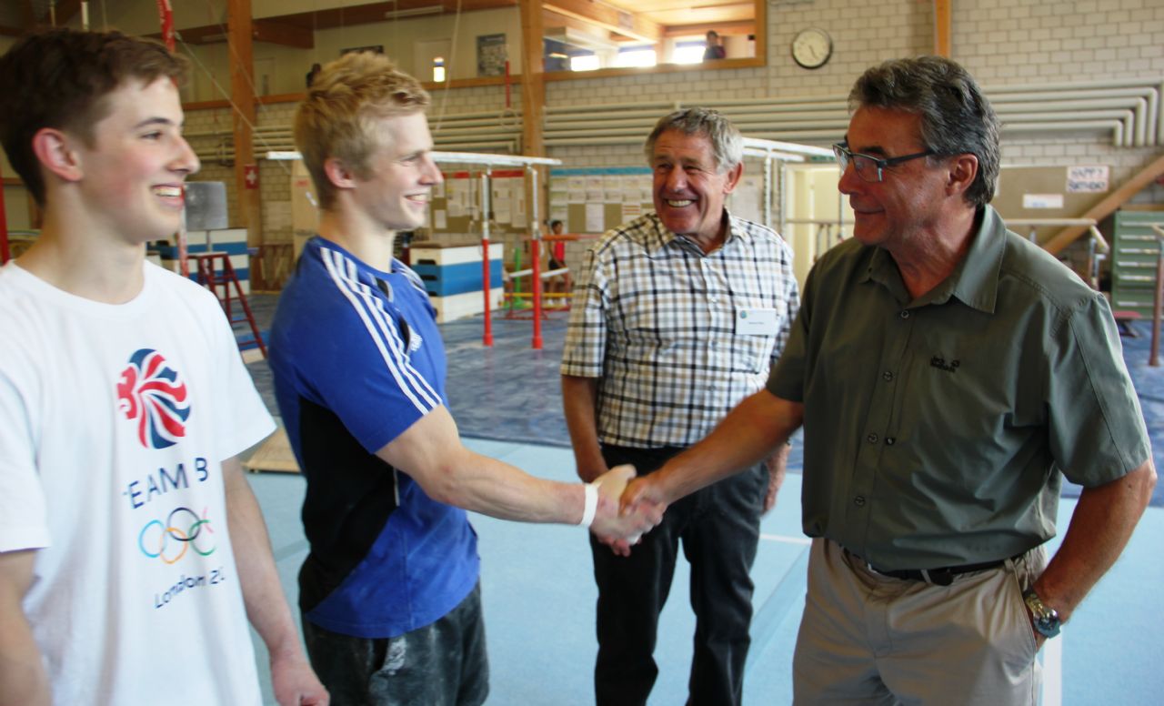 Händedruck zweier Kunstturner von heute und gestern: v.l. Marco Rizzo (Nationalkader) und Paul Müller (ehemaliger Kunstturner im Nationalkader) und heute Mitglied des PCZU