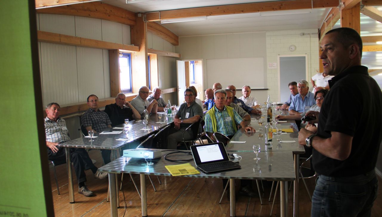 Die Mitglieder des Panathlonclubs Zürcher Unterland folgen gespannt den Ausführungen von Ueli Schneider, Ressortleiter Kunstturnen Männer