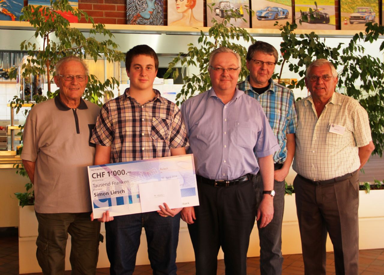 (von links) Vater Urs Liesch, Preisträger Simon Liesch, Trainer Ueli Binder und Dietrich Ries sowie Werner Hirt (hielt die Laudatio)