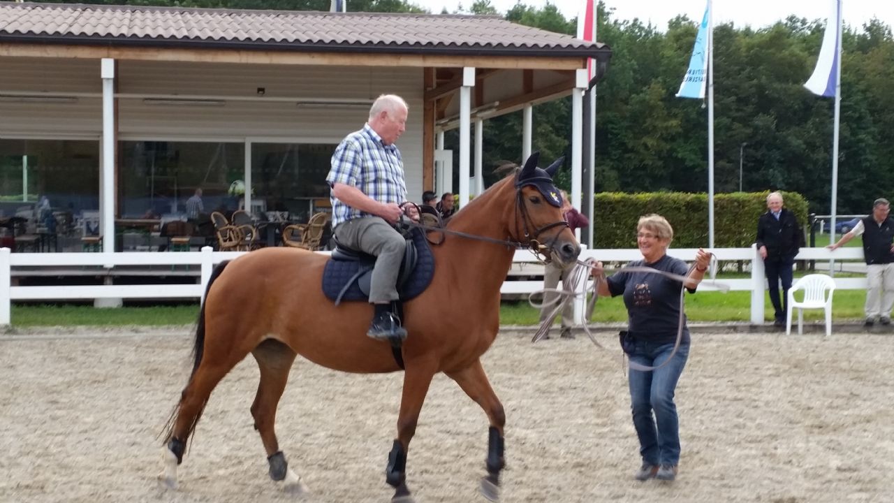 Fritz Kilchenmann hat sichtlich Spass mit Reitlehrerin Hanny Schnider und Pferd 