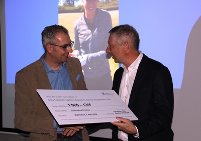 Thomas Keller vom Panathlon-Club Zürcher Unterland (links) übergibt dem Vater von Gioia, Franco Carpinelli, den Nachwuchspreis 2018 anlässlich der Preisverleihung.