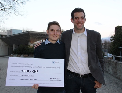 Fabio Landtwing (links) mit Thomas Bühler vom Panathlon-Club Zürcher Unterland, welcher die Laudatio anlässlich der Preisverleihung gehalten hat.